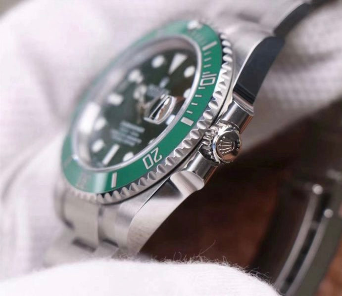 Rolex Submariner Date SS Green Hulk Ceramic Bezel